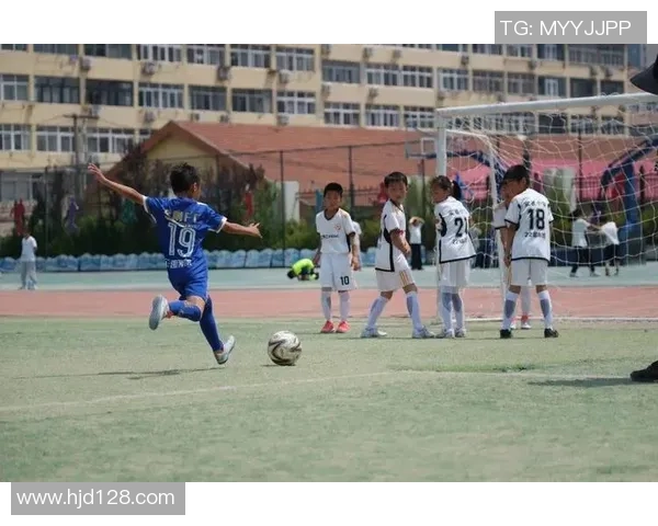 小朋友们化身足球明星展现梦想与激情的精彩瞬间 小朋友们化身足球明星展现梦想与激情的精彩瞬间