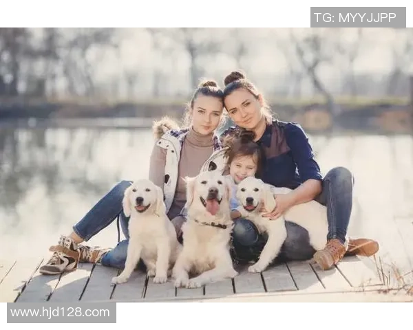 足球明星与可爱狗狗亲密合影展现温馨瞬间的完美头像选择 足球明星与可爱狗狗亲密合影展现温馨瞬间的完美头像选择